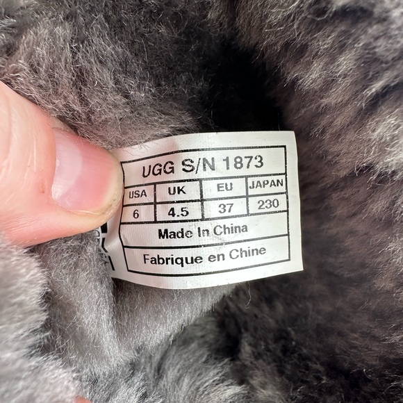 UGG Bailey Button Triplet Shearling Boots - Women’s size 6 - Picture 13 of 14